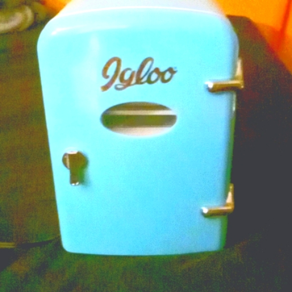 IGLOO mini fridge.baby blue.6 Can size.pre-owned perfect condition